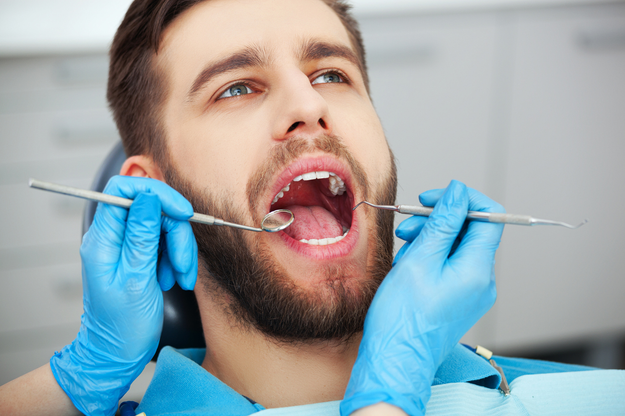 стоматолог лечит зубы фото